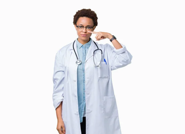 Joven Doctora Afroamericana Con Abrigo Médico Sobre Fondo Aislado Señalando —  Fotos de Stock
