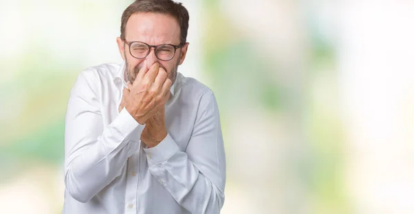 何か臭いと嫌な臭いがする分離の背景 耐え難い臭い 鼻に指で保持息眼鏡ハンサムな中年エレガントなシニア ビジネス男 悪いにおいの概念 — ストック写真