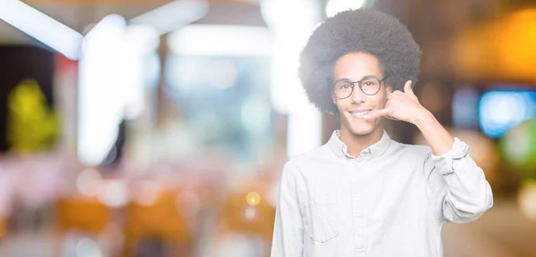 Νεαρός Αφρικανική Αμερικανική Άνθρωπος Αφρο Μαλλιά Που Φοράει Γυαλιά Χαμογελώντας — Φωτογραφία Αρχείου