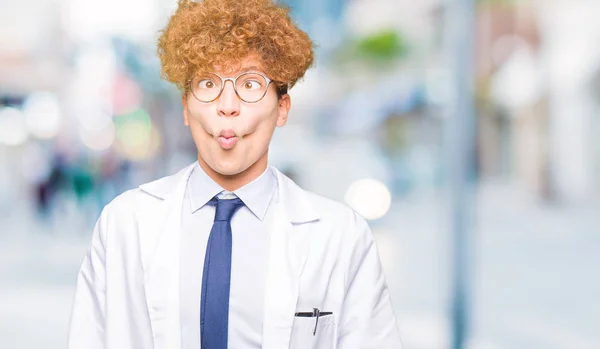 Jovem Bonito Cientista Homem Usando Óculos Fazendo Cara Peixe Com — Fotografia de Stock