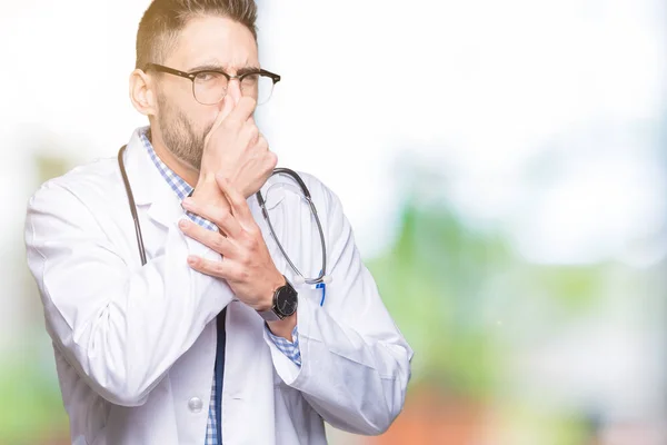 Knappe Jonge Doctor Man Geïsoleerde Achtergrond Ruikende Iets Stinkend Walgelijk — Stockfoto