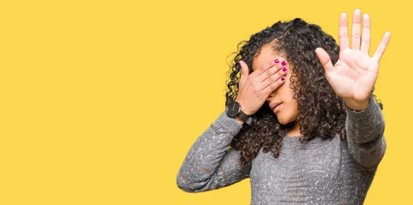 Jovem Mulher Bonita Com Cabelo Encaracolado Vestindo Camisola Cinza Cobrindo — Fotografia de Stock