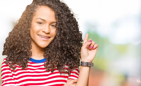 Joven Hermosa Mujer Con Pelo Rizado Con Rayas Camiseta Con — Foto de Stock