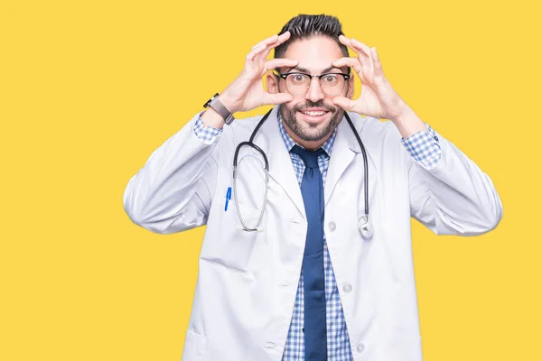 Bonito Jovem Médico Homem Sobre Fundo Isolado Tentando Abrir Olhos — Fotografia de Stock