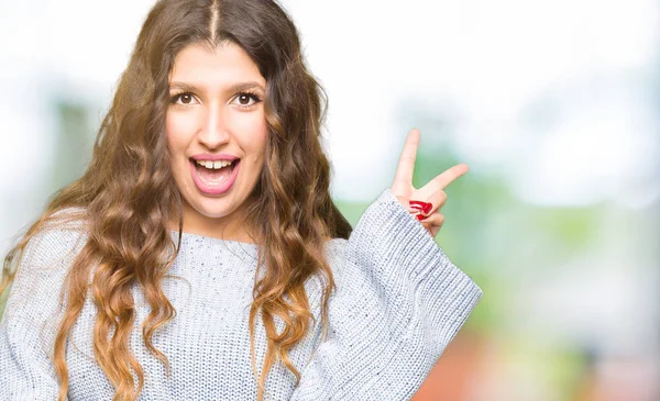 Giovane Bella Donna Indossa Maglione Invernale Sorridente Con Volto Felice — Foto Stock