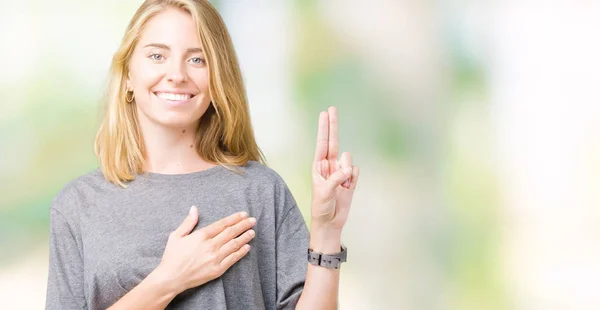 Mulher Bonita Vestindo Camiseta Casual Oversize Sobre Fundo Isolado Jurando — Fotografia de Stock