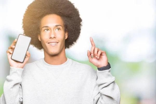 Jovem Americano Africano Com Cabelo Afro Mostrando Tela Smartphone Surpreso — Fotografia de Stock