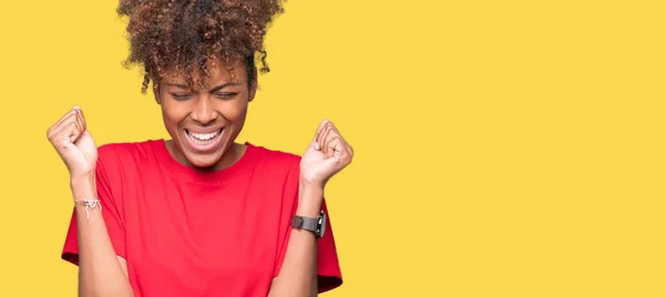 Hermosa Joven Afroamericana Sobre Fondo Aislado Emocionada Por Éxito Con —  Fotos de Stock