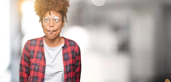 Linda Jovem Afro Americana Vestindo Óculos Sobre Fundo Isolado Fazendo — Fotografia de Stock