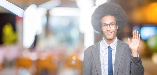 Młody Afryki Amerykański Biznes Człowiek Afro Włosów Okularach Waiving Witania — Zdjęcie stockowe