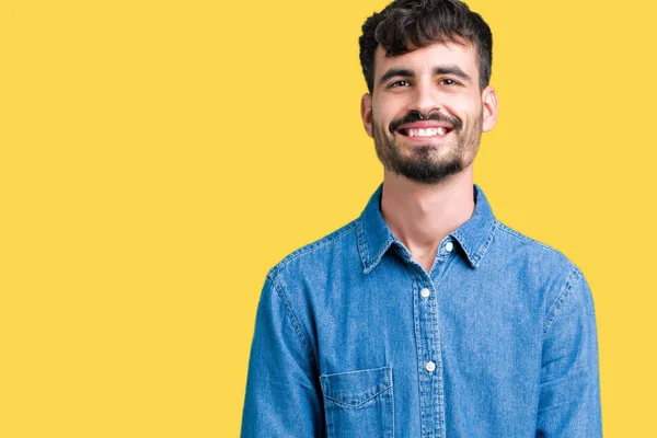 Jovem Homem Bonito Sobre Fundo Isolado Com Sorriso Feliz Legal — Fotografia de Stock