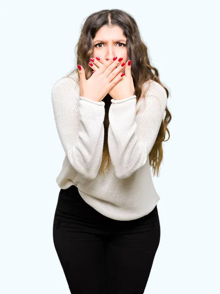 Młoda Piękna Kobieta Sobie Biały Sweter Szoku Obejmujące Usta Rękami — Zdjęcie stockowe