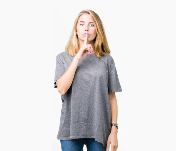 Vacker Ung Kvinna Som Bär Överdimensionerade Casual Shirt Över Isolerade — Stockfoto