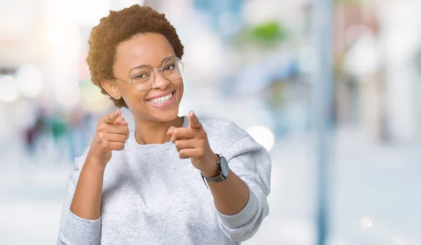 Ung Vacker Afroamerikanska Kvinna Som Bär Glasögon Över Isolerade Bakgrund — Stockfoto