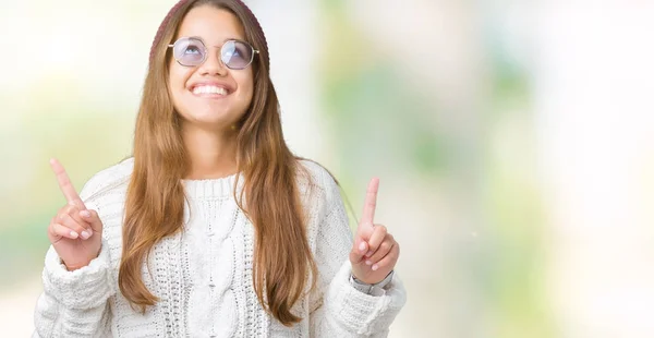 Jovem Bela Morena Hipster Mulher Vestindo Óculos Sol Sobre Fundo — Fotografia de Stock
