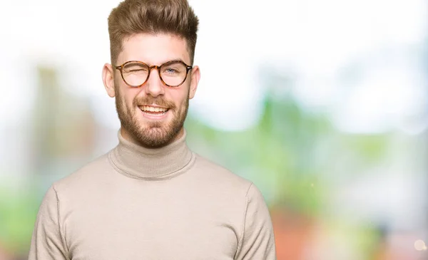 Joven Hombre Negocios Guapo Con Gafas Guiño Mirando Cámara Con — Foto de Stock