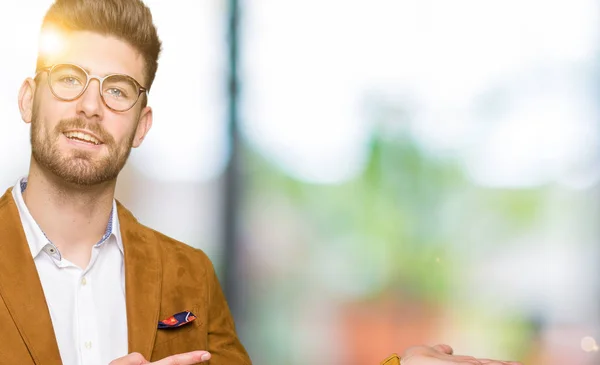 Junger Gutaussehender Geschäftsmann Mit Brille Der Erstaunt Die Kamera Lächelt — Stockfoto