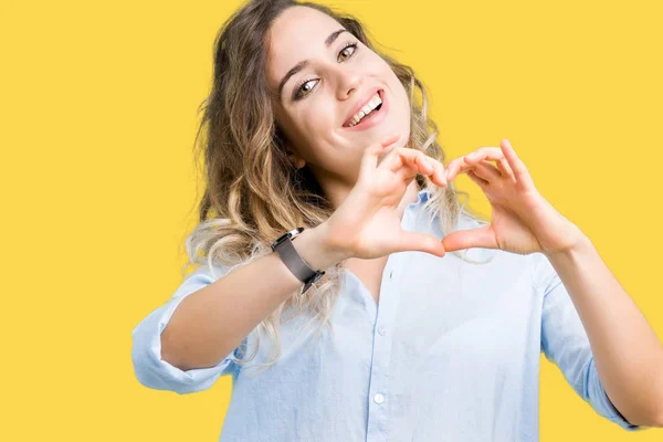 Mooie Jonge Blonde Zakenvrouw Geïsoleerde Achtergrond Glimlachend Liefde Met Hartsymbool — Stockfoto