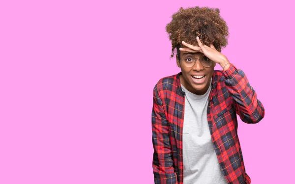 Linda Jovem Afro Americana Vestindo Óculos Sobre Fundo Isolado Muito — Fotografia de Stock