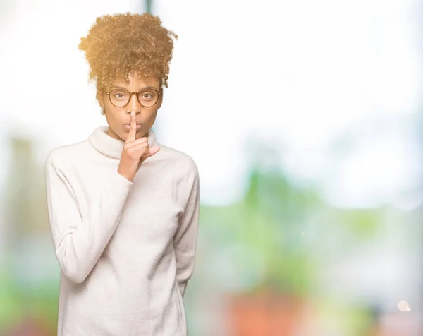 Hermosa Mujer Afroamericana Joven Con Gafas Sobre Fondo Aislado Pidiendo — Foto de Stock