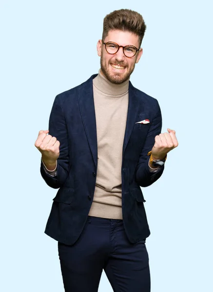 Junger Gutaussehender Geschäftsmann Mit Brille Sehr Glücklich Und Aufgeregt Macht — Stockfoto