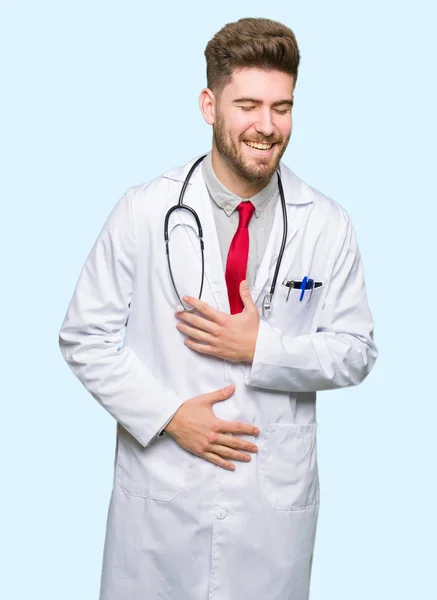 Homem Médico Bonito Jovem Vestindo Casaco Médico Sorrindo Rindo Duro — Fotografia de Stock