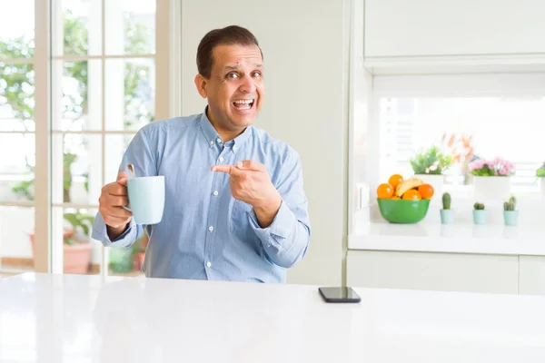 Hombre Negocios Mediana Edad Bebiendo Café Por Mañana Casa Muy — Foto de Stock