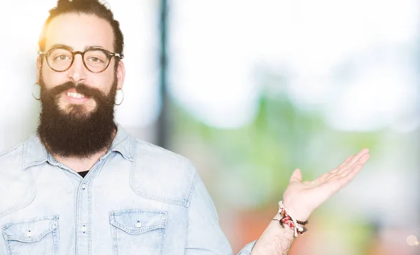 Joven Hipster Hombre Con Pelo Largo Barba Con Gafas Sonriendo —  Fotos de Stock