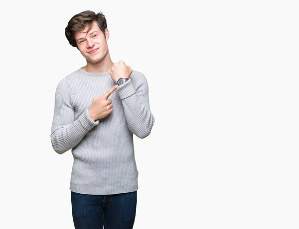 若いハンサムな男で冬のセーターを着て分離急いで時計時間 動揺するポインティング および期限遅れの怒っている背景 — ストック写真