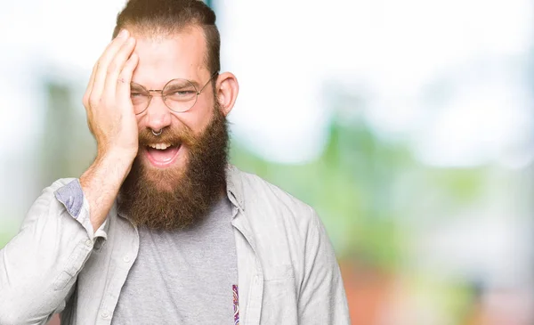 Joven Hombre Rubio Con Gafas Cubriendo Ojo Con Mano Con —  Fotos de Stock