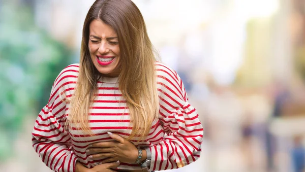 若くてきれいな女性のカジュアルなストライプ冬セーターのため胃の手で隔離された背景に吐き気 気分が悪く痛みを伴う病気 痛みの概念 — ストック写真