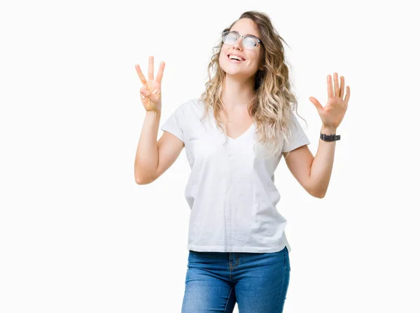 Linda Jovem Loira Usando Óculos Sobre Fundo Isolado Mostrando Apontando — Fotografia de Stock