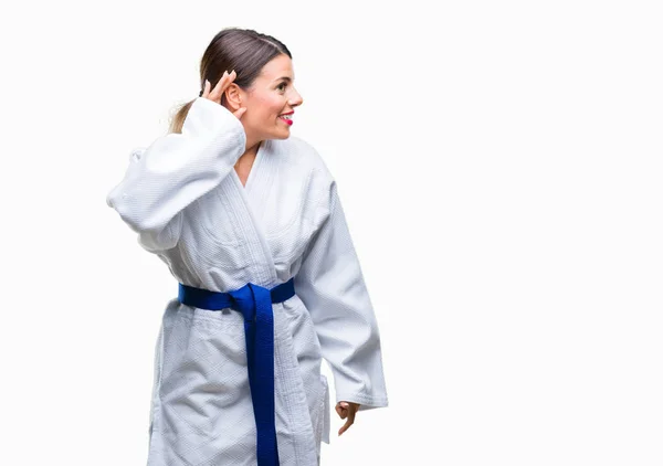 Junge Schöne Frau Karate Kimono Uniform Vor Isoliertem Hintergrund Lächelnd — Stockfoto