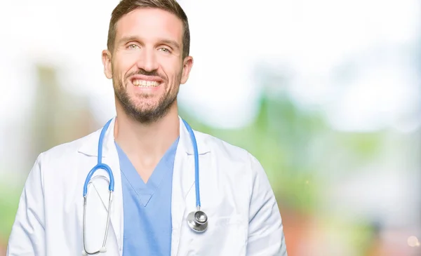 上医療制服を着てハンサムな医者男分離背景が笑顔で側に自然な表現の顔に離れています 自信を持って笑ってください — ストック写真