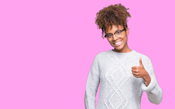 Linda Jovem Afro Americana Vestindo Camisola Inverno Sobre Fundo Isolado — Fotografia de Stock