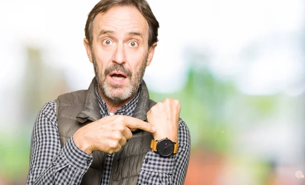 Orta Yaş Yakışıklı Adam Acele Işaretleme Izlemek Için Zaman Sabırsızlık — Stok fotoğraf