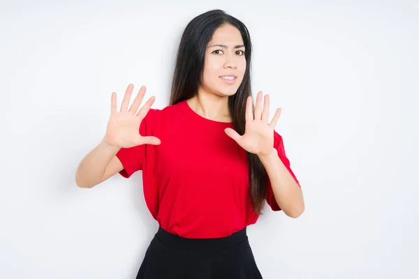 Mooie Brunette Vrouw Het Dragen Van Rode Shirt Geïsoleerde Achtergrond — Stockfoto