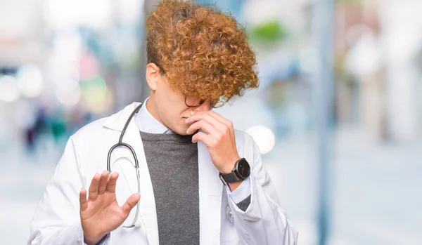 Junger Gutaussehender Arzt Medizinischem Mantel Der Etwas Stinkendes Und Ekelhaftes — Stockfoto