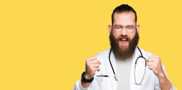 Jeune Homme Blond Médecin Avec Barbe Vêtu Manteau Médical Excité — Photo