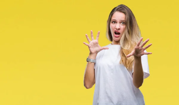 Jovem Mulher Loira Bonita Vestindo Casual Shirt Branca Sobre Fundo — Fotografia de Stock