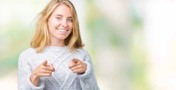 美しい若い女性の幸せと面白い顔でカメラに指を指して孤立の背景に冬のセーターを着ています 良いエネルギーとヴァイブス — ストック写真