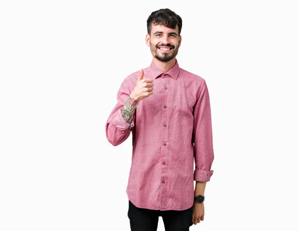 年轻英俊的男人穿着粉红色的衬衫在孤立的背景做快乐的大拇指用手的手势 查看显示成功的相机的审批表情 — 图库照片