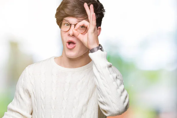 Homem Bonito Jovem Usando Óculos Sobre Fundo Isolado Fazendo Gesto — Fotografia de Stock