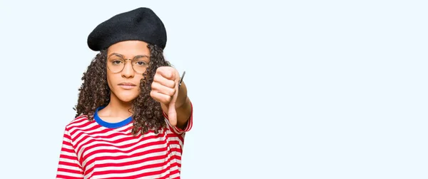 Mulher Bonita Nova Com Cabelo Encaracolado Usando Óculos Boina Moda — Fotografia de Stock