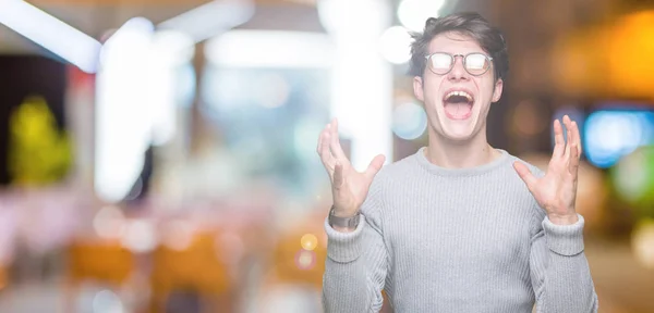 Jonge Knappe Man Met Bril Geïsoleerde Achtergrond Vieren Gekke Gekke — Stockfoto