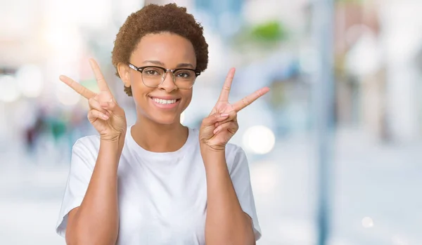 Vackra Unga Afroamerikanska Kvinnan Bär Glasögon Över Isolerade Bakgrund Leende — Stockfoto