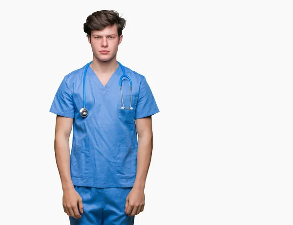 Ung Läkare Bär Medicinsk Uniform Över Isolerade Bakgrund Skeptiker Och — Stockfoto