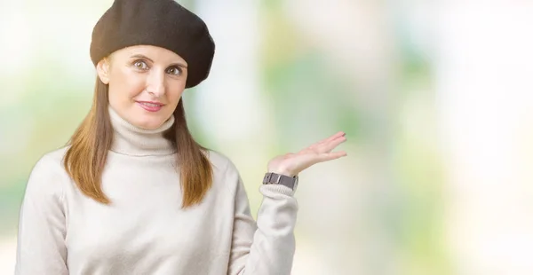 Mujer Madura Mediana Edad Con Suéter Invierno Boina Sobre Fondo —  Fotos de Stock