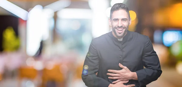 Jovem Padre Cristão Sobre Fundo Isolado Sorrindo Rindo Duramente Voz — Fotografia de Stock