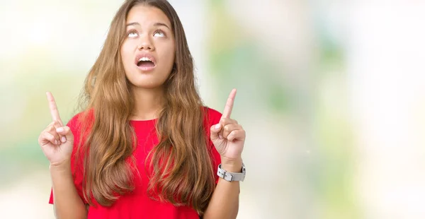 Jonge Mooie Brunette Vrouw Met Rode Shirt Geïsoleerde Achtergrond Verbaasd — Stockfoto